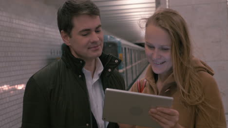 Freunde-Mit-Tablet-PC-An-Der-U-Bahn-Station