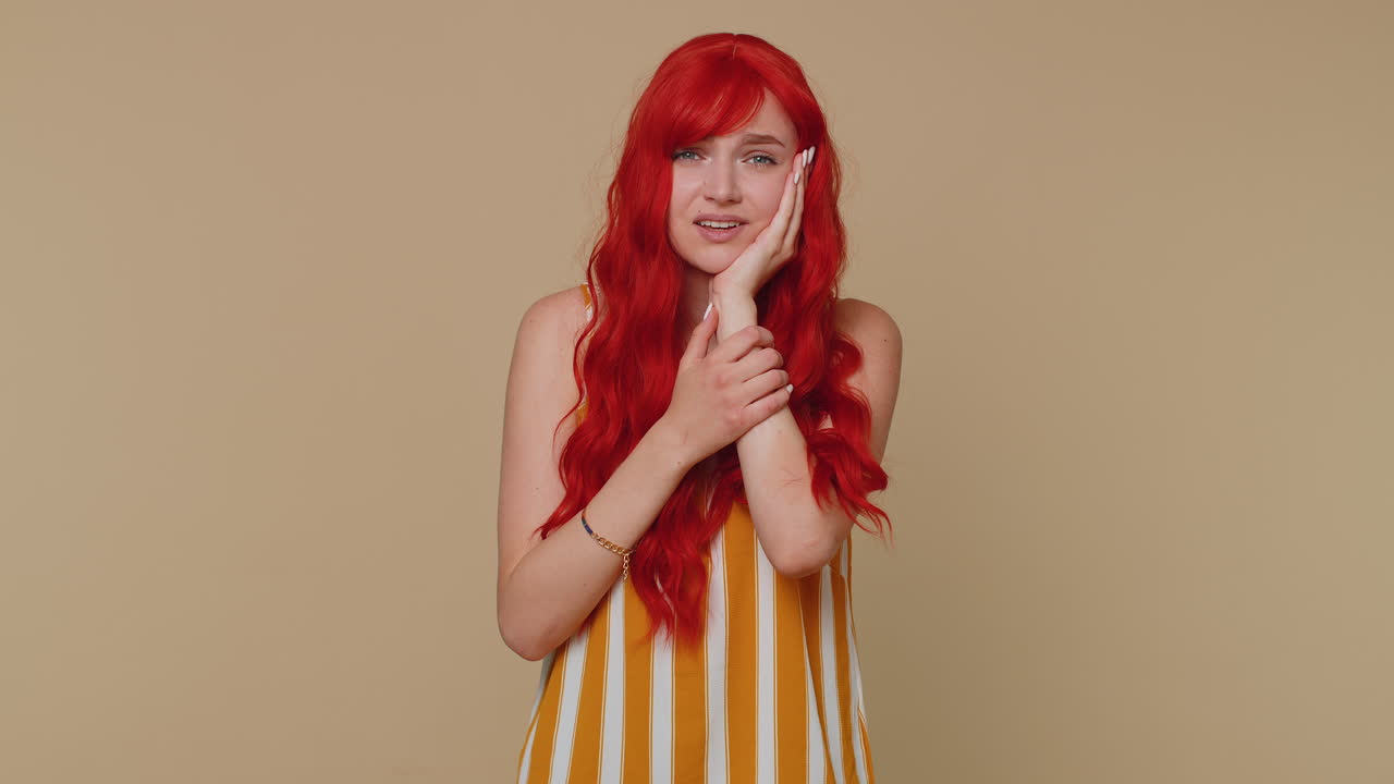 치아 통증, 구 또는 치아염으로 고통받는 소녀가 치과 약속을 기다리고 있습니다.