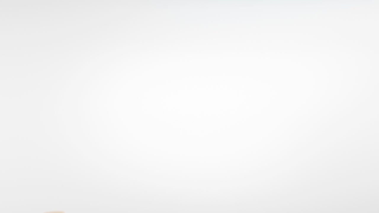 vuelo de greyfurt y rebanadas en fondo blanco