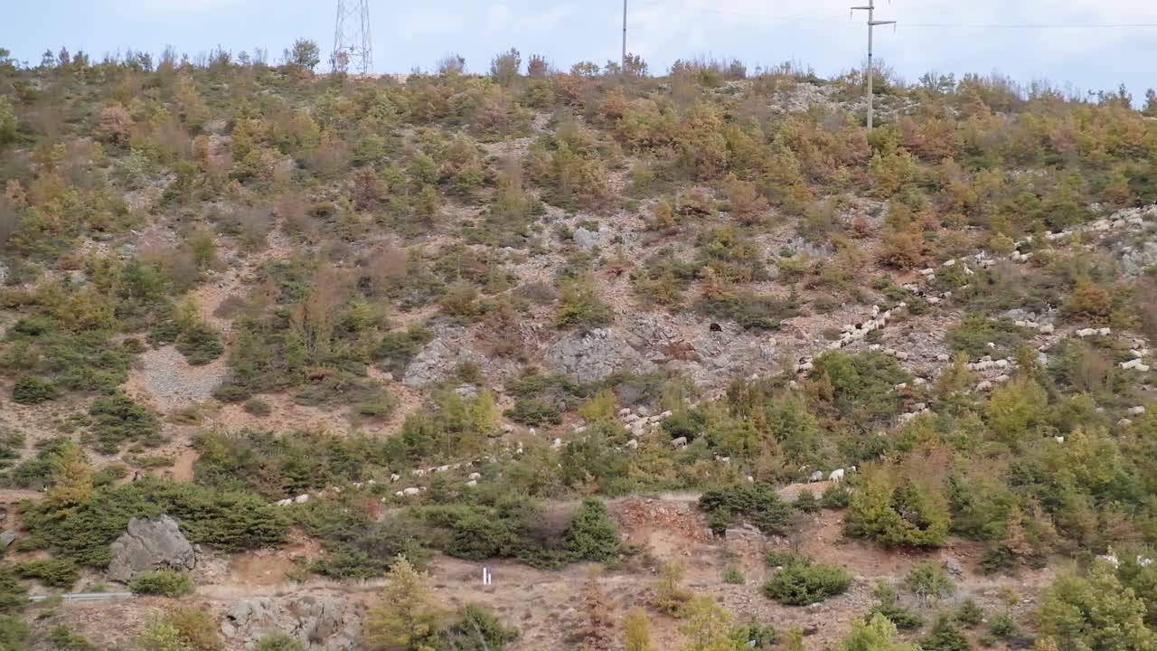 paso de montaña en la parte sur de albania en la temporada de otoño