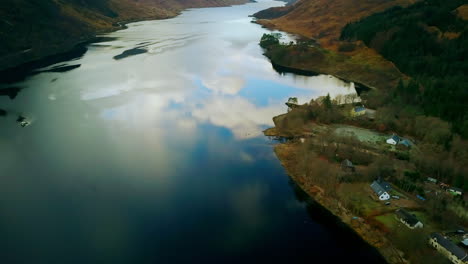 Drohne,-Der-Mit-Flauschigen-Wolken-über-Glenfinnan,-Schottland,-Kreuzt