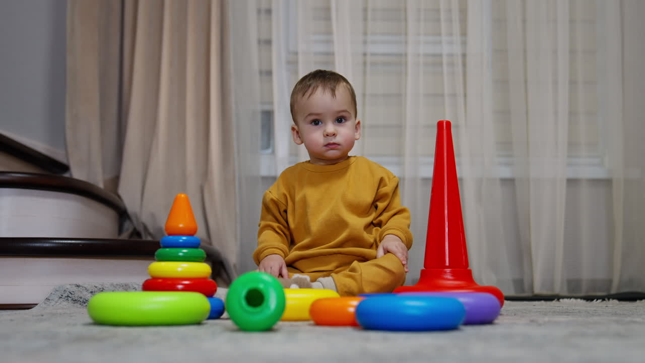 Renkli Oyuncaklarla Oynayan Bebek