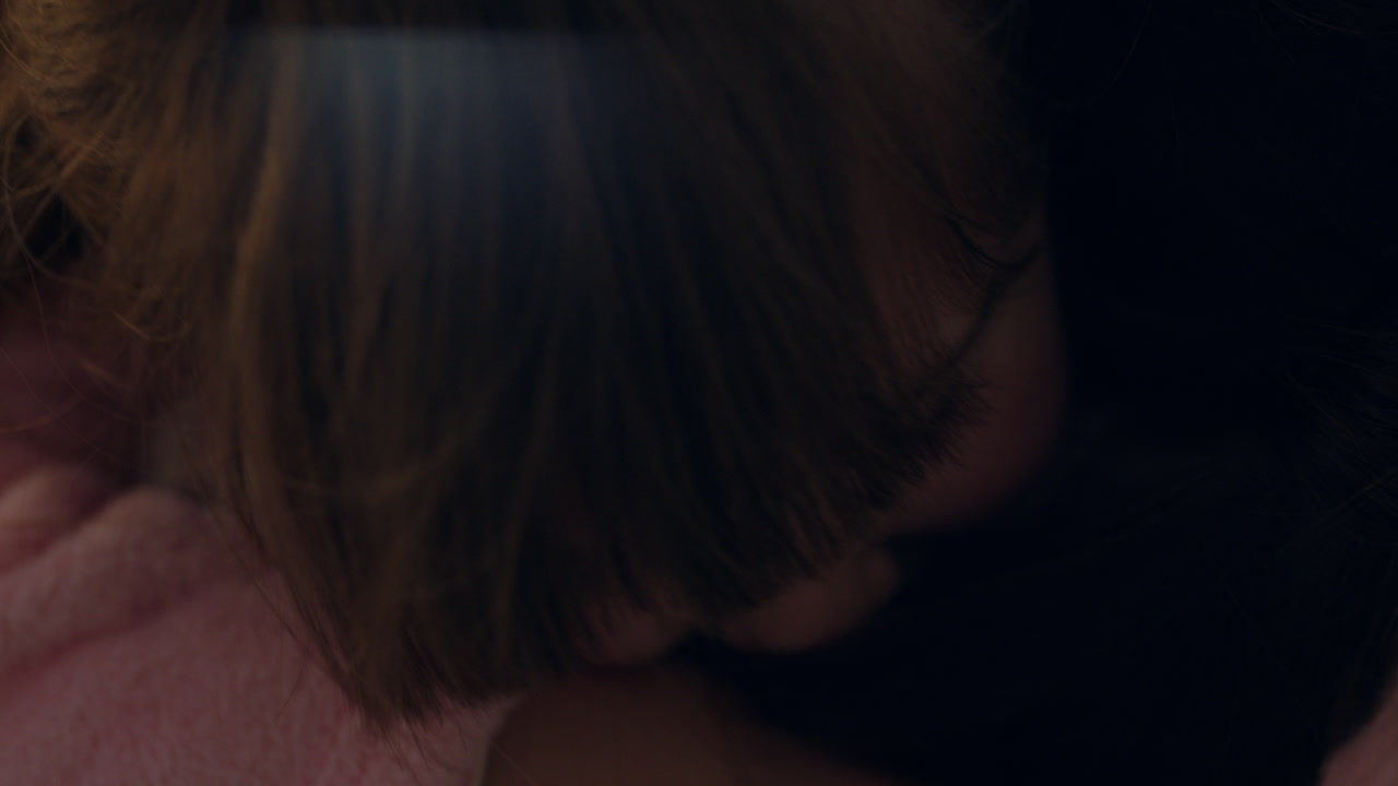 행복한 어린 소녀가 엄마를 안아주고 사랑하는 엄마를 즐기고 집에서 딸을 안아주는 4k 영상