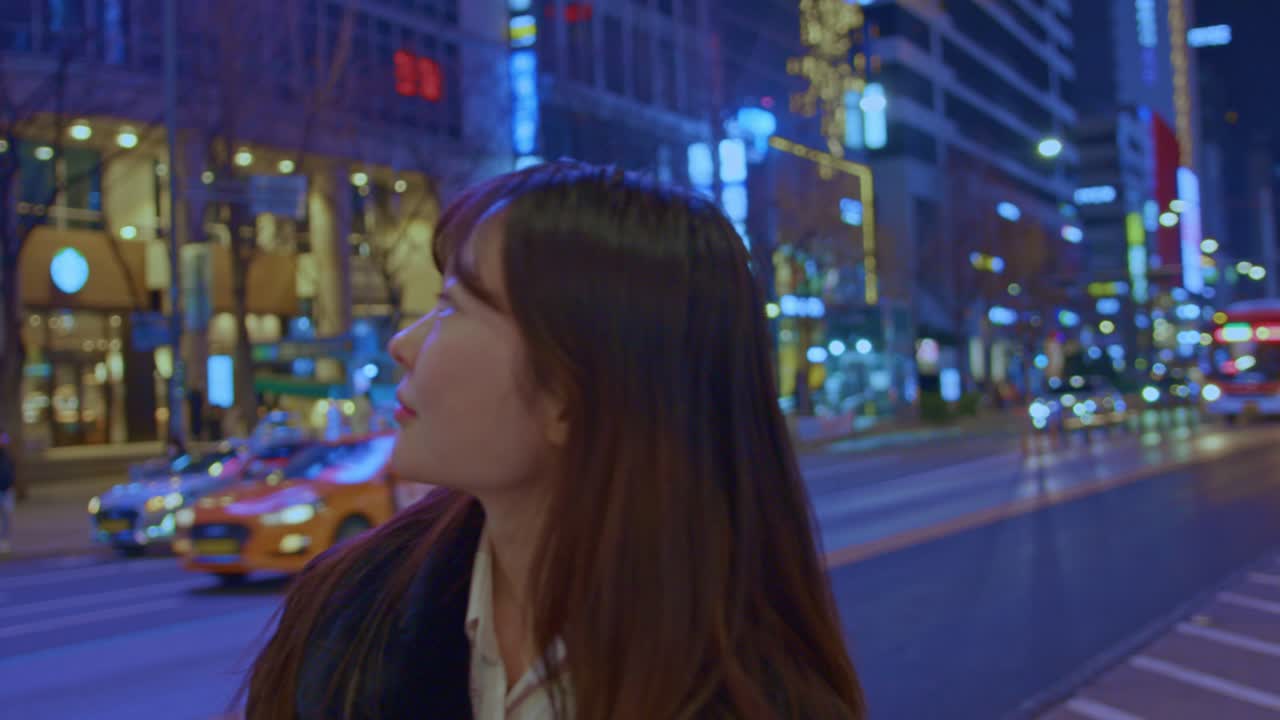 밤 관광 주변의 큰 도시 마을 도시 거리 지역에서 아름다운 아시아 동양 여성 여자 여자 모델