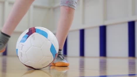 y recibir patadas de pelota de fútbol