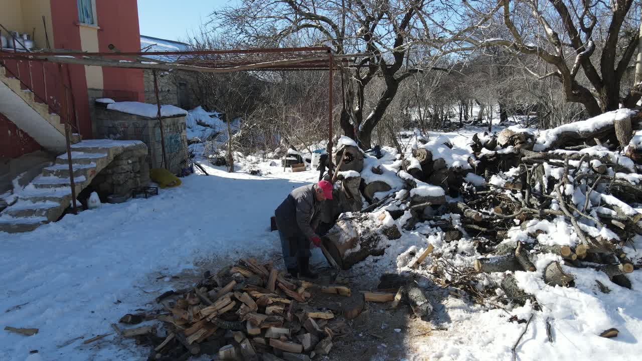 도끼로 잘라낸 사람