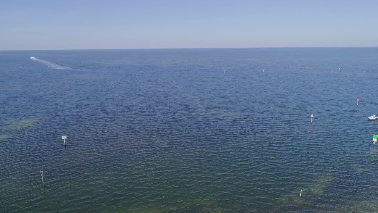 플로리다의 멕시코 만에 있는 허드슨 비치의 해변 공원, 마리나, 해안 주택의 4k 드론 비디오