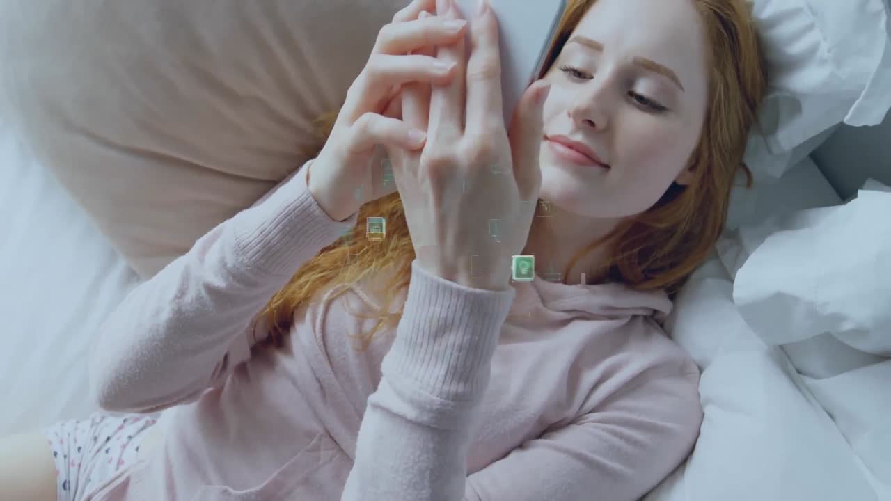 스마트폰을 사용하는 여성 위에 아이콘을 가진 연결의 전지구의 애니메이션