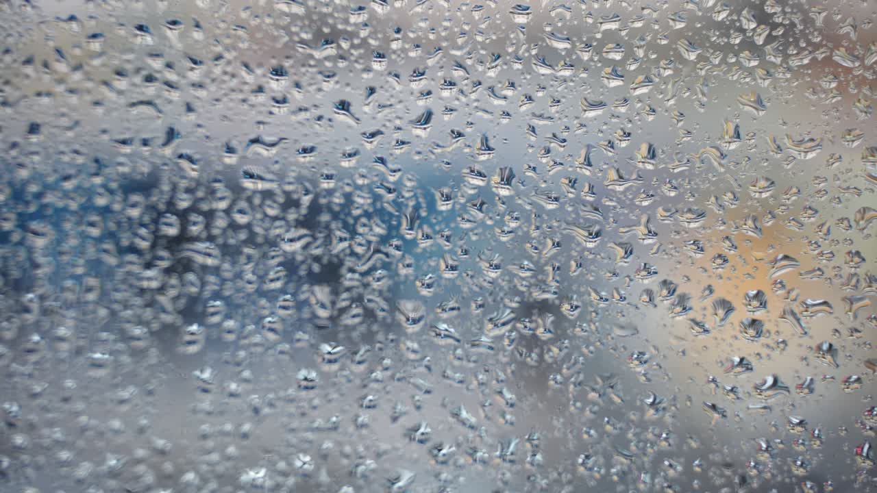 유리 또는 창에 투명한 비방울, 거리 교통 배경에 흐릿한 강한 폭풍 후에 방울, 외로움, 슬 및 우울증의 느낌, 물방울의 벽지 패턴.