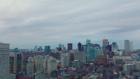 Vista-Del-Paisaje-Urbano-Rascacielos-Del-Centro-Contra-El-Cielo-Nublado-Gris.-Hacia-Adelante-Vuela-Sobre-La-Ciudad-Y-El-Atardecer.-Boston,-Estados-Unidos