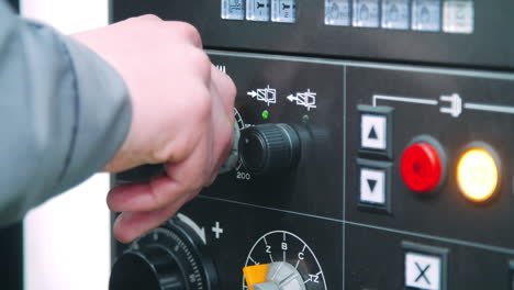 ingeniero de ajuste giratorio en una máquina industrial. ingeniero de trabajo