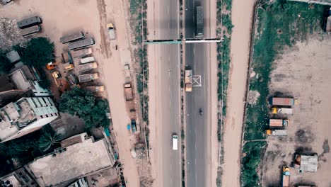 Toma-Aérea-De-Una-Carretera-Muy-Transitada-Por-Donde-Pasan-Vehículos-En-Dhaka,-Bangladesh