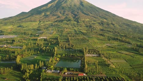 vista aérea del monte verde sindoro y el lago durante el día soleado por la noche - ahorre agua para la estación seca en verano