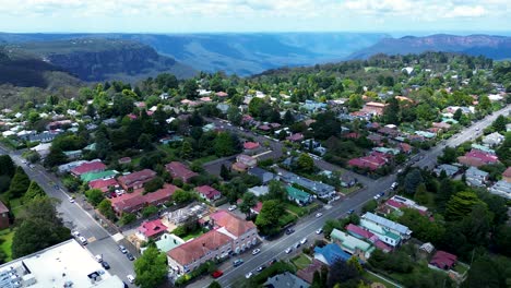 Drone-Aéreo-Del-Centro-De-La-Ciudad-Principal-De-Katoomba-Calles-Residenciales-Barrio-Suburbios-Infraestructura-De-Carreteras-Montañas-Azules-Nsw-Australia