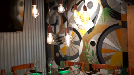 vintage restaurante vidrio madera bulbos vacío decoración grúa disparar