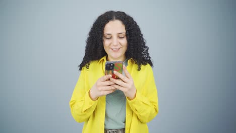 Mujer-Joven-Feliz-Enviando-Mensajes-De-Texto-Por-Teléfono.-Sonriente.