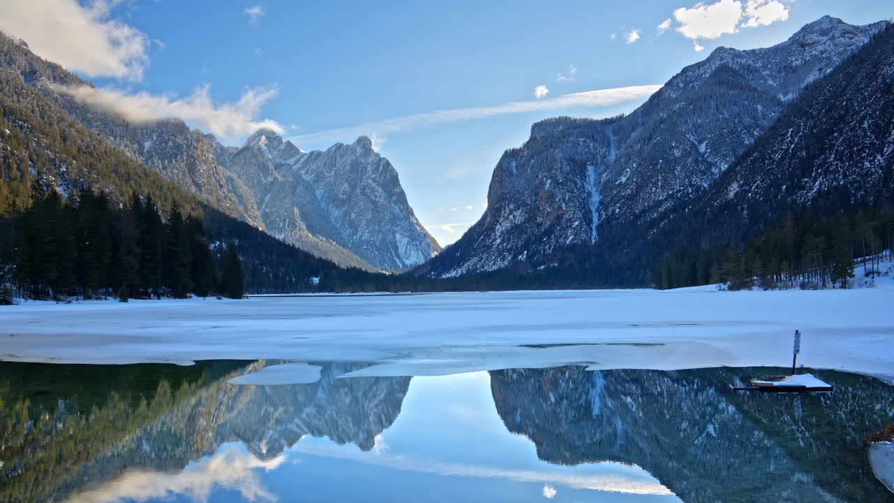Toblacher See -järvi Toblachin kunnassa Etelä-Tirolissa, Italiassa