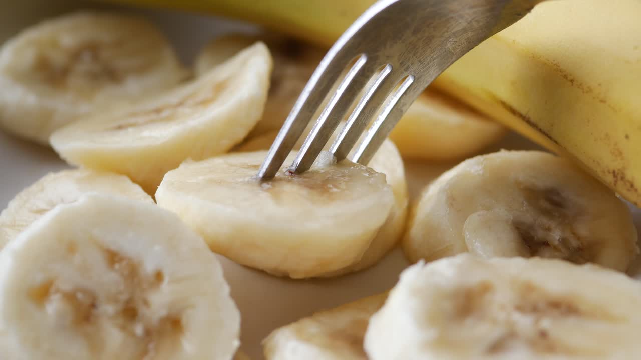 포크 를 사용 한 접시 에 개진 바나나 의 클로즈업