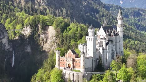 Majestätisches-Schloss-Neuschwanstein,-Eingebettet-In-üppig-Grüne,-Bewaldete-Hügel-In-Schwangau,-Deutschland