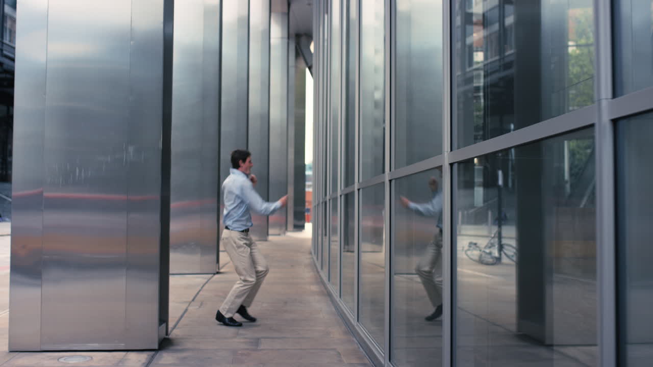 현대  ⁇ 키 백인 사업가 거리 댄서 도시에서 프리스타일 춤