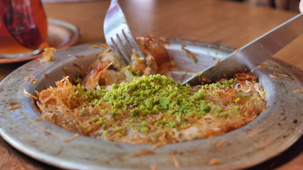 un delicioso baklava en un restaurante