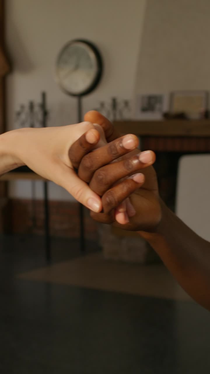 primer plano de personas en varios entornos