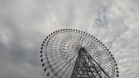 time-lapse of a ferris wheel rotating