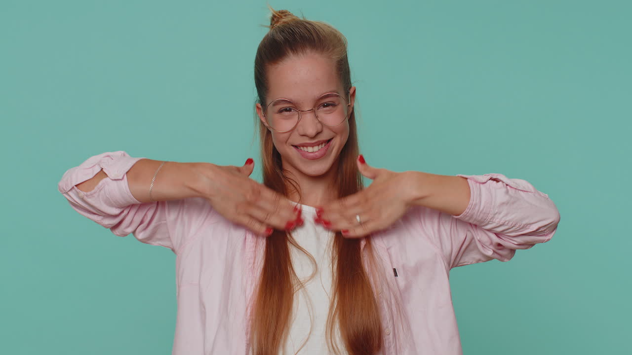 chica joven en forma deportiva mostrando bíceps y pareciendo confiada, sintiendo poder fuerza ganar éxito ganar