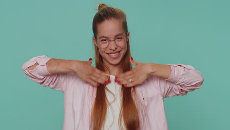 chica joven en forma deportiva mostrando bíceps y pareciendo confiada, sintiendo poder fuerza ganar éxito ganar