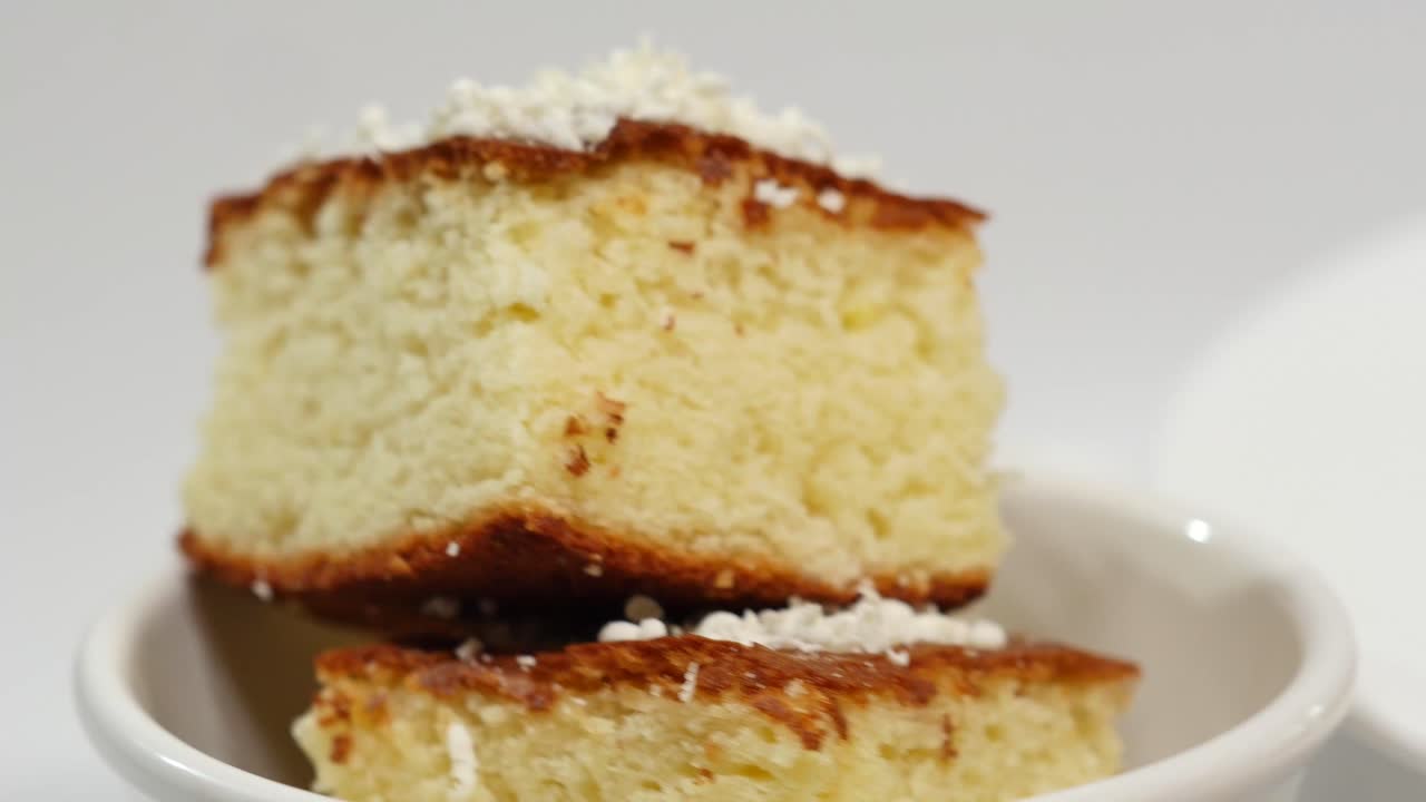 크림 토핑 을 넣은 비트 수프 한 접시