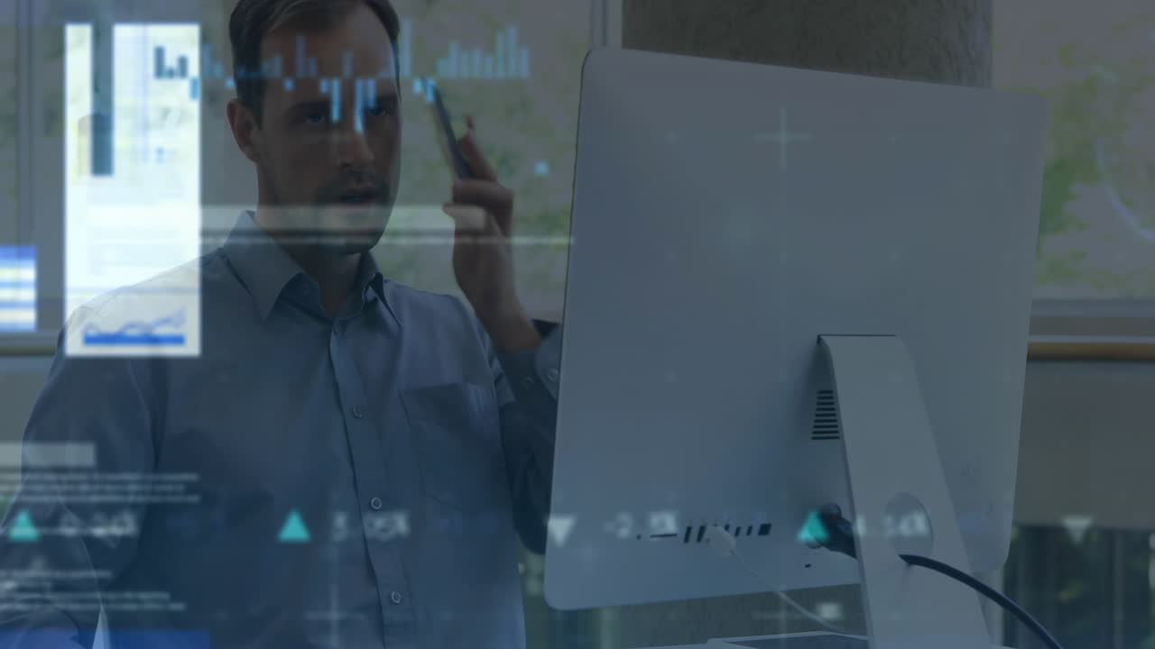 Animazione dell'elaborazione dati su un uomo d'affari caucasico che parla al telefono