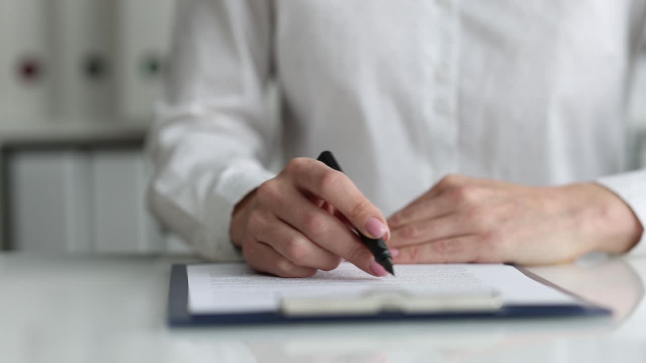 persona firma un contrato o documentos de préstamo película en 4k en cámara lenta