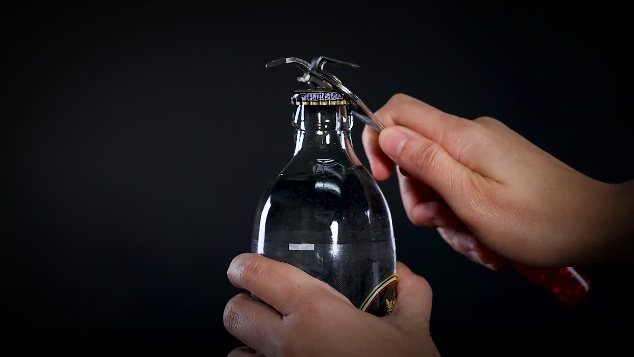 manos abriendo botella de refresco, burbujeando desbordamientos