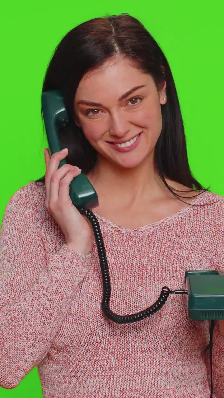 Giovane donna che parla su un vecchio telefono retro degli anni '80, dice: "Ehi, richiamami".