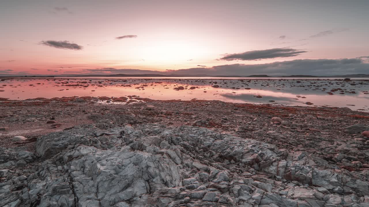 hermoso cielo de puesta de sol reflejado en el agua tranquila del fiordo