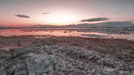 Wunderschöner-Sonnenuntergangshimmel,-Der-Sich-Im-Stillen-Fjordwasser-Spiegelt