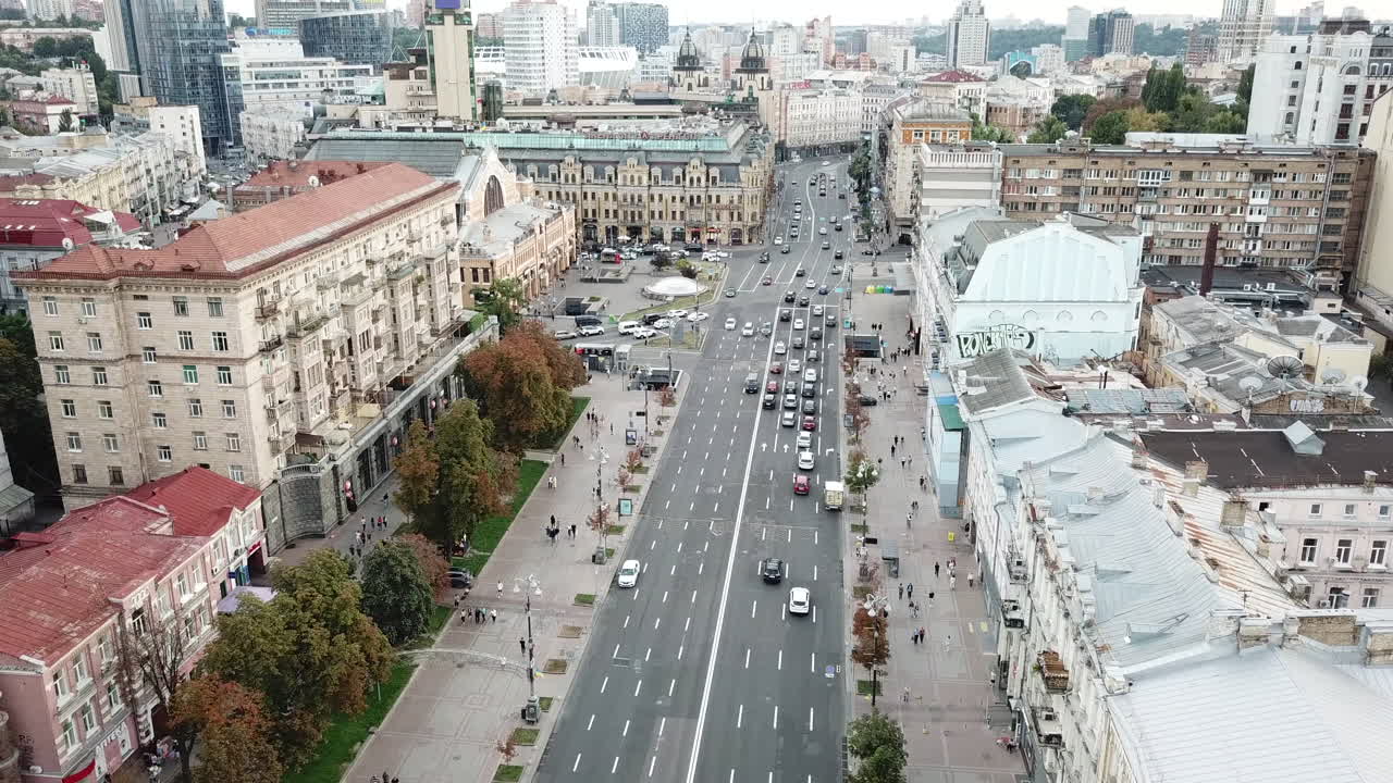 imágenes aéreas de drones de 4k de la calle más famosa de kiev, khreschatyk, en una tarde de verano antes de la ocupación rusa