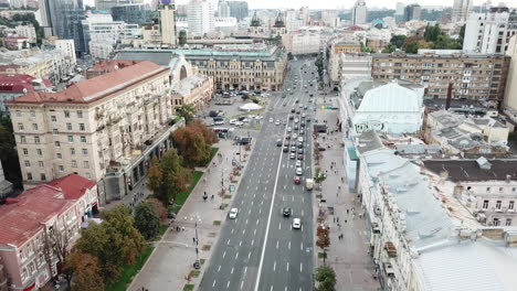 Imágenes-Aéreas-De-Drones-De-4k-De-La-Calle-Más-Famosa-De-Kiev,-Khreschatyk,-En-Una-Tarde-De-Verano-Antes-De-La-Ocupación-Rusa