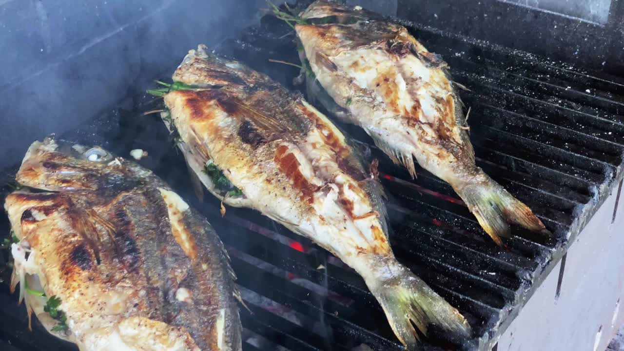 4k 영상 바베큐 그릴 해산물 새우와 물고기