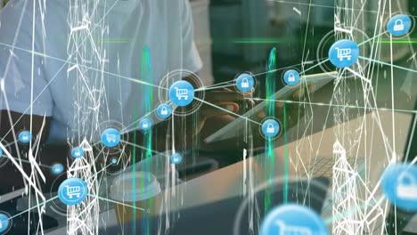 боеприпасы сети соединений и обработки данных над человеком с использованием планшета