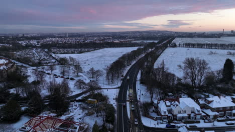 Hermosa-Toma-De-Drone-De-La-Puesta-De-Sol-Sobre-Newcastle-Después-De-La-Nieve-De-Diciembre