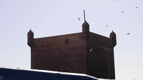 el edificio sqala en essaouira, marruecos, es una estructura histórica con forma cuadrada, gruesos muros de piedra y elementos decorativos