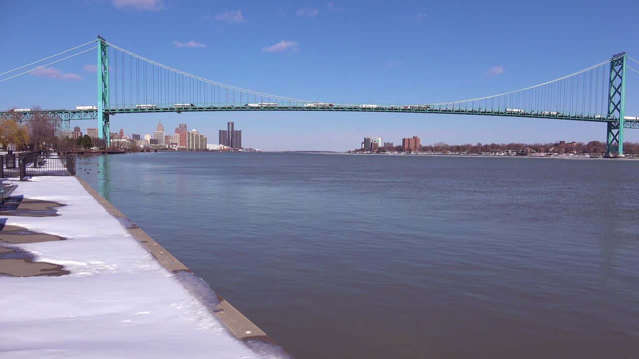el puente del embajador del río detroit y la torre gm cerca del centro de detroit michigan 3