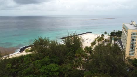 Toma-Aérea-Volando-Hacia-El-Océano-En-Un-Día-Nublado-En-Barbados