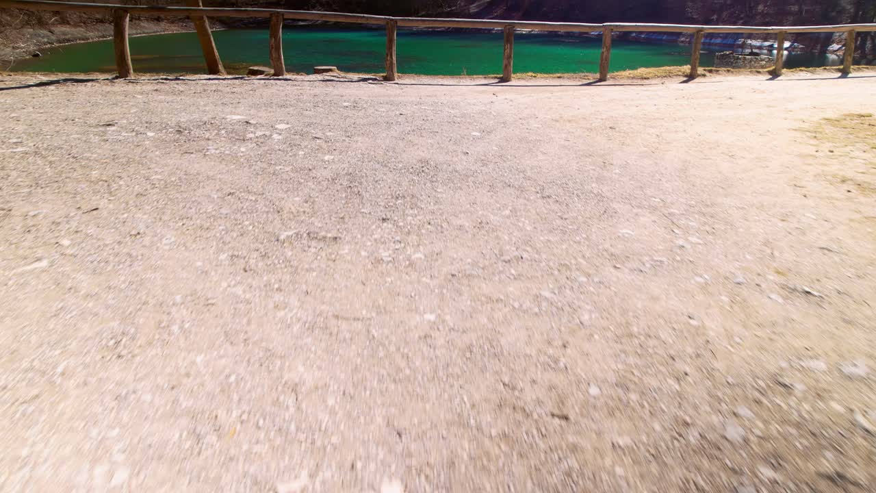 szalajka-völgy 국립 공원에서 호수를 드러내기 위해 앞으로 나아가고 기울입니다.