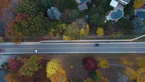 Die-Straße-Führt-Durch-Kleine-Dörfer-Mit-Einem-See-Daneben