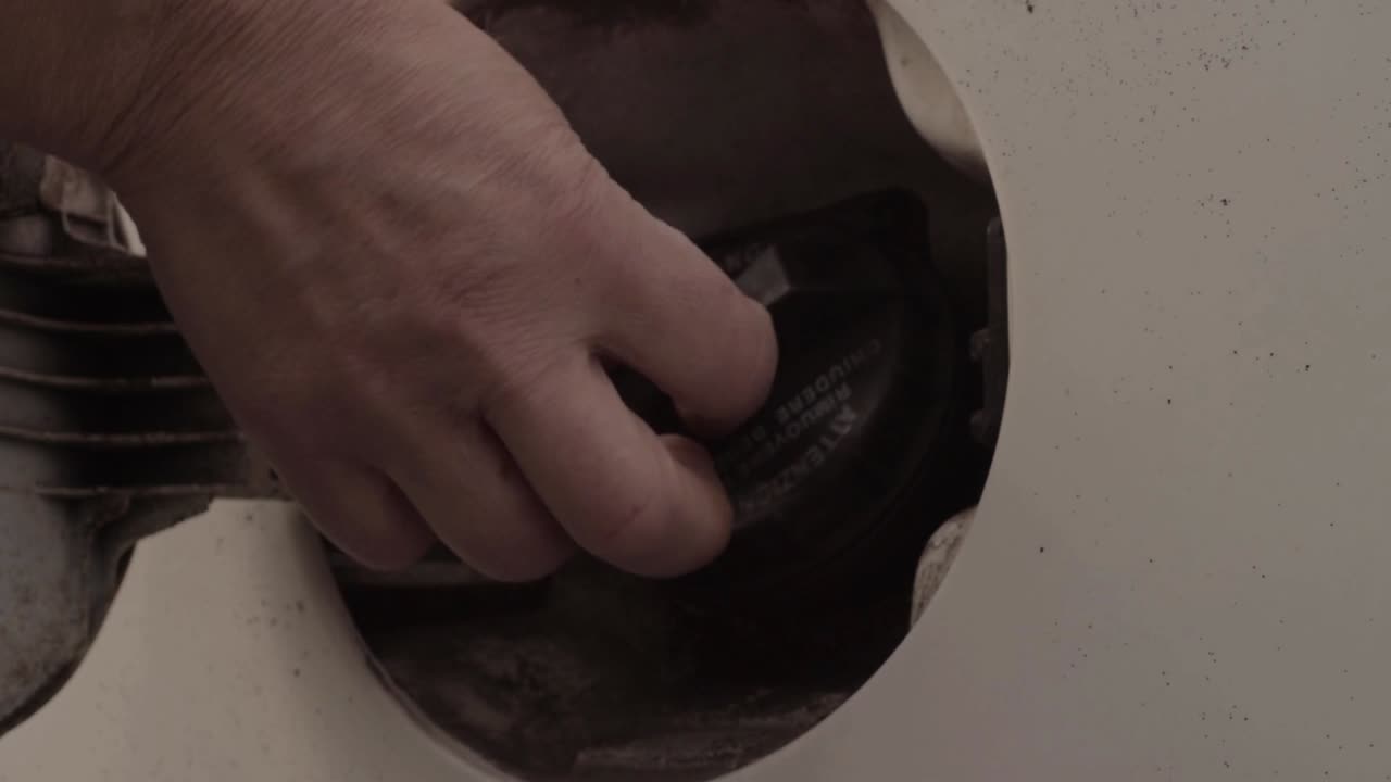 desenroscar la tapa de combustible del coche