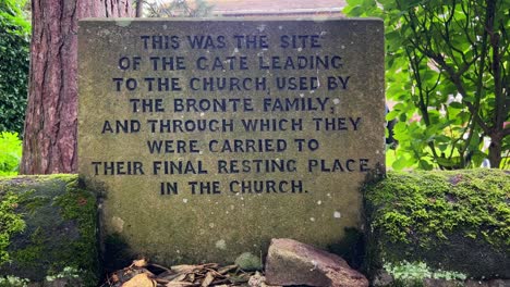 video de una placa de piedra que habla de la antigua puerta de entrada que va desde la casa parroquial de bronte hasta el cementerio de la iglesia de san miguel y todos los ángeles