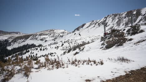 Ski-lift-taking-skiers-and-snowboarders-to-the-top-of-the-mountains-during-the-spring