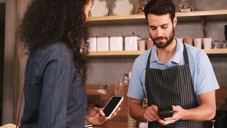 Mujer-Pagando-Factura-Con-Su-Teléfono-Inteligente